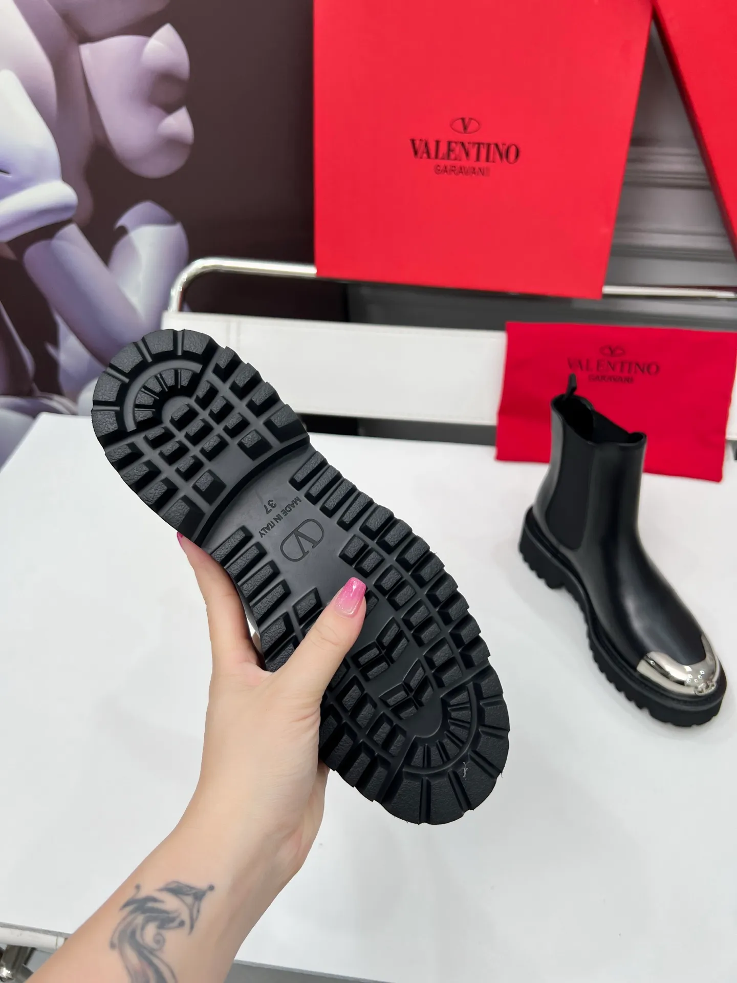 👟👟Ex-factory price 600👟👟 2026𝑉𝐴𝐿𝐸𝑁𝑇𝐼𝑁𝑂 Valentino ♡ͥ | 💫Purchase level🔍 Classic Valentino’s special textured hardware brings out a full sense of luxury After putting it on my feet, I was shocked that my feet looked slimmer! The new season lives up to expectations! Worth buying ❥The original method is absolutely sentimental ❥Elegant style creates a different feeling🙈 Simple temperament style!  ♡ show bdetails ———————————— ⊿▸: Number of yards | 35-40 (41. Customized) ⊿▸: Material | Imported calfskin ⊿▸: Lining | Sheepskin ⊿▸: Number of yards 35-40 (41. Customized)
